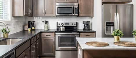 Een koelkast, een microgolfoven, een oven, een kookplaat