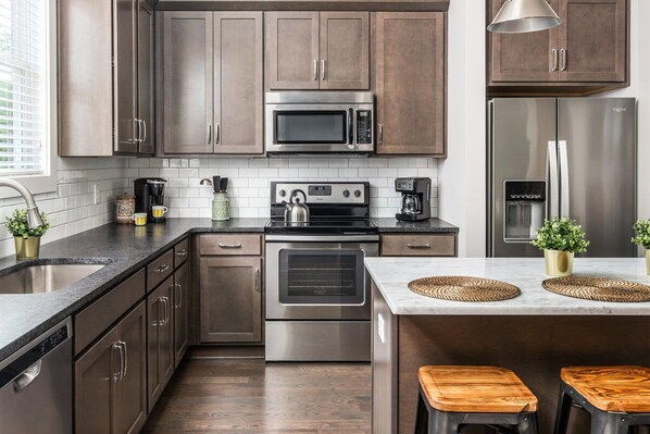 Een koelkast, een magnetron, een oven, een kookplaat