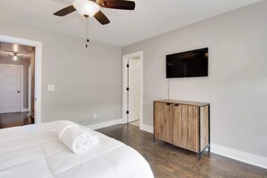 3 bedrooms, iron/ironing board, WiFi, bed sheets