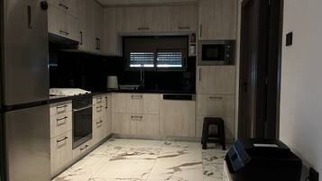 2 bedrooms, desk, Internet