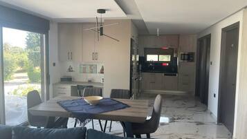 2 bedrooms, desk, Internet