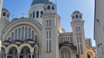 2 bedrooms, desk, Internet