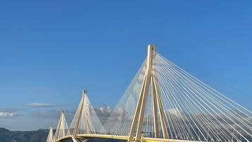 2 bedrooms, desk, Internet