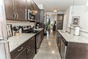 Frigorifero, microonde, forno, piano cottura