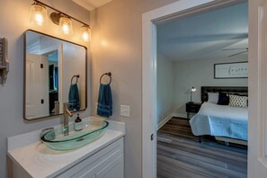 3 bedrooms, iron/ironing board, WiFi, bed sheets - Centrally Located Cozy Pet Friendly Cottage (Nashville)