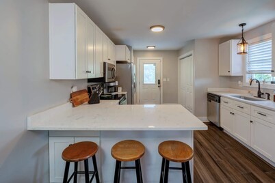 Centrally Located Cozy Pet Friendly Cottage