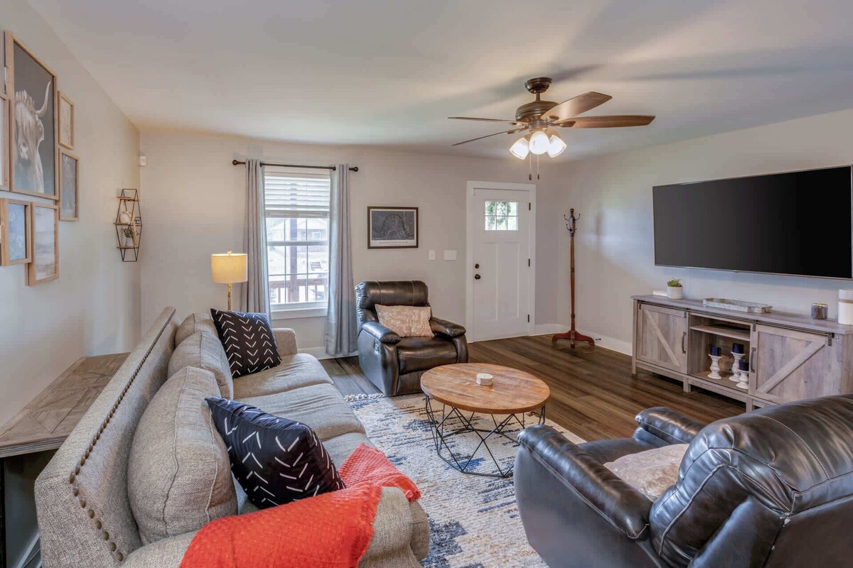 Centrally Located Cozy Pet Friendly Cottage