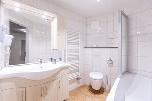 Sèche-cheveux, serviettes fournies