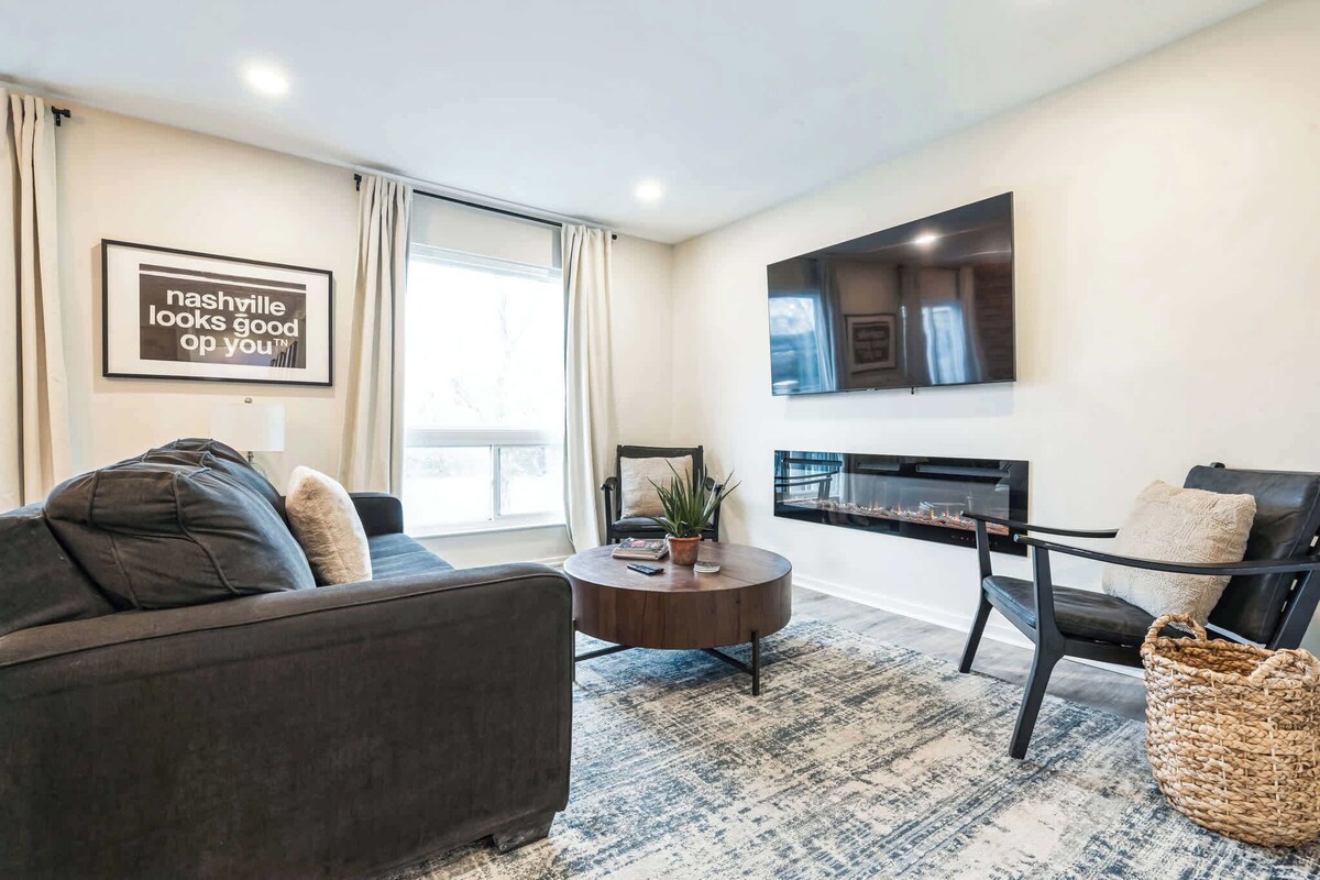 2 BDR Riverfront Living in Downtown Nashville!