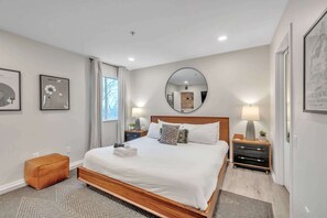 2 bedrooms, iron/ironing board, WiFi, bed sheets - 2 BDR Riverfront Living in Downtown Nashville! (Nashville)