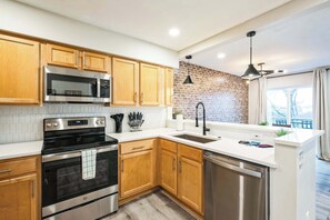 Fridge, microwave, oven, stovetop - 2 BDR Riverfront Living in Downtown Nashville! (Nashville)
