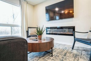 TV, fireplace - 2 BDR Riverfront Living in Downtown Nashville! (Nashville)