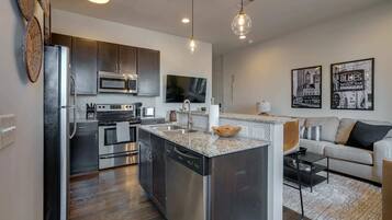 Réfrigérateur, micro-ondes, four, plaque de cuisson