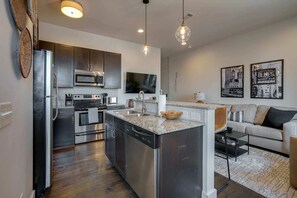 冷蔵庫、電子レンジ、オーブン、コンロ