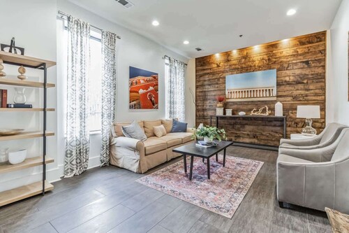 Stylish Loft Near Centennial Park!