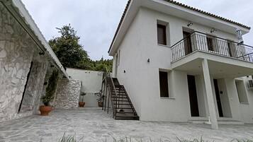 Studio, Smoking | Exterior