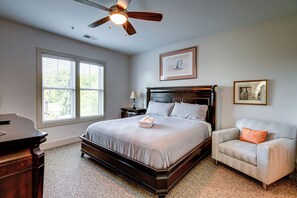 2 bedrooms, iron/ironing board, WiFi, bed sheets - Quiet Condo l Prime Locale w/in mins to DT (Nashville)