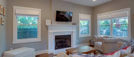 Televisión y chimenea