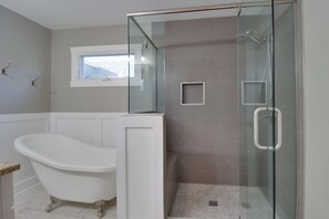 Dusche, Haartrockner, Handtücher, Shampoo
