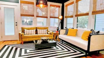 Televisión y chimenea