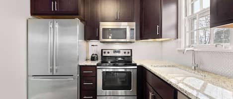 Een koelkast, een microgolfoven, een oven, een kookplaat