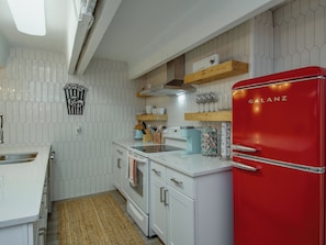 Réfrigérateur, micro-ondes, four, plaque de cuisson