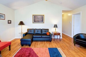 TV - Delightful Duplex | Steps Away from TSU (Nashville)