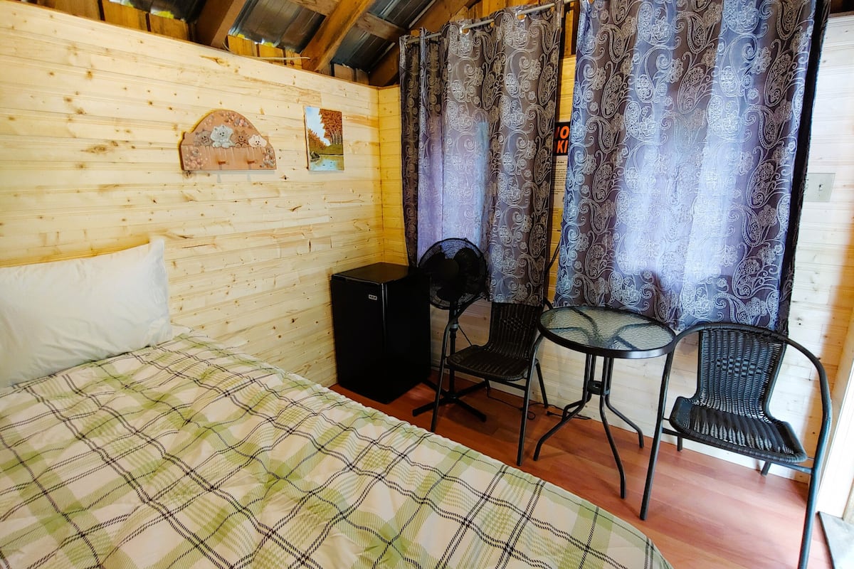 Une pièce confortable avec un lit, un bureau et une chaise.