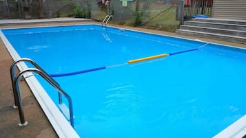 สระว่ายน้ำกลางแจ้งเปิดตามฤดูกาล