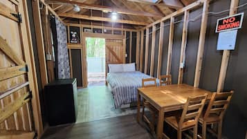 Chalet rustique, Plusieurs lits (Public Bathroom) | Bureau, accès au Wi-Fi (inclus)