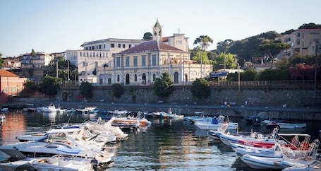Marina. Rooms in apartment a stone's throw from the sea
