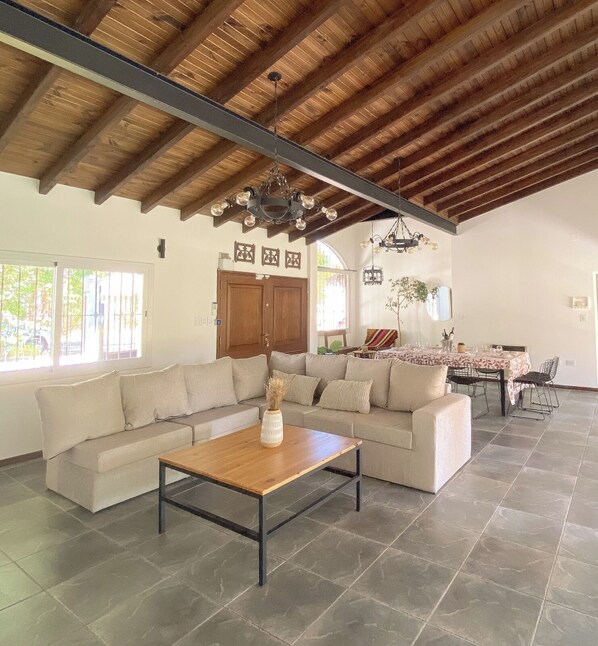 Interior - Spacious 4-bedroom villa with WiFi and AC in charming Luján de Cuyo (Luján de Cuyo)
