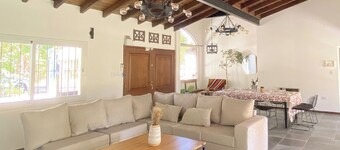 Spacious 4-bedroom villa with WiFi and AC in charming Luján de Cuyo