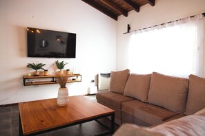 Smart TV, table football - Spacious 4-bedroom villa with WiFi and AC in charming Luján de Cuyo (Luján de Cuyo)