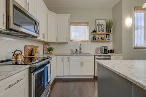 Fridge, microwave, oven, stovetop - Luxury 3 Bed Close to Downtown! (Nashville)