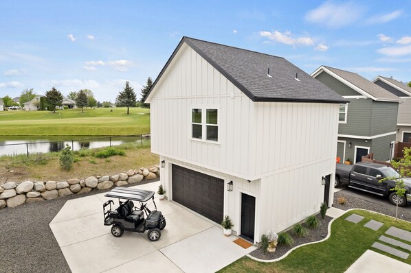 Exterior - Fore! Tee Off into Relaxation with Our Golf-Themed Vacation Retreat (Post Falls)