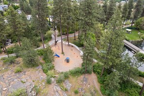 Property grounds - Fore! Tee Off into Relaxation with Our Golf-Themed Vacation Retreat (Post Falls)