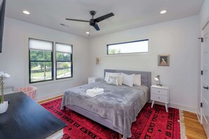 3 habitaciones, tabla de planchar con plancha, wifi y ropa de cama 