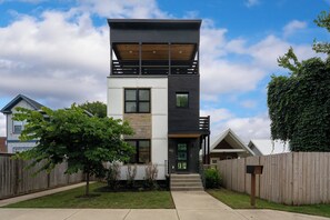 المنشأة من الخارج