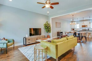 TV, offices - Side by Side Townhomes in East Nashville (Nashville)