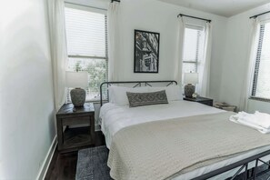 1 bedroom, iron/ironing board, WiFi, bed sheets - Couple's Retreat Near Vanderbilt University! (Nashville)