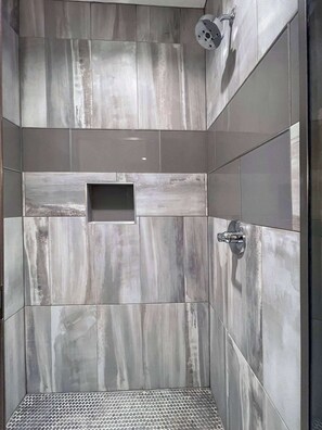 Dusche, Haartrockner, Shampoo