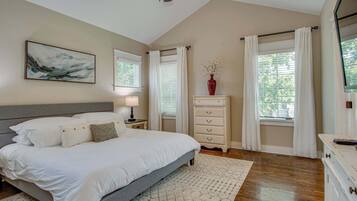 4 bedrooms, iron/ironing board, WiFi, bed sheets