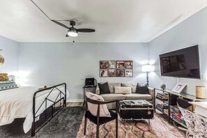 Iron/ironing board, WiFi, bed sheets