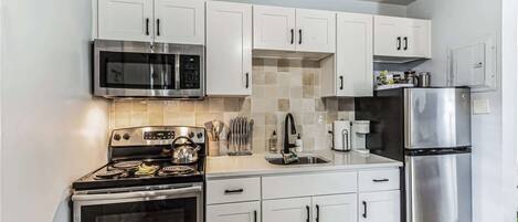 Réfrigérateur, micro-ondes, four, plaque de cuisson