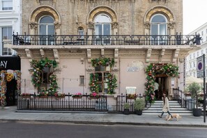 A historic building with ornate balconies and flower-decorated windows. - Cornwall Gardens XXIII by onefinestay (London)