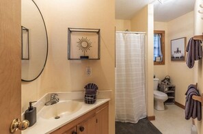 Douche, sèche-cheveux, serviettes fournies, savon