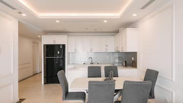 Luxury Apartment, City View | Private kitchen | Microwave, oven, stovetop, cookware/dishes/utensils