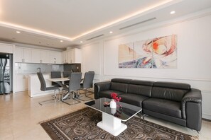 Apartamento superluxo, vista para a cidade | Área de estar | TV