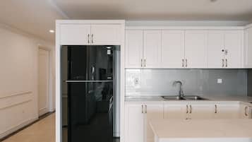 Luxury Apartment, City View | Private kitchen | Microwave, oven, stovetop, cookware/dishes/utensils